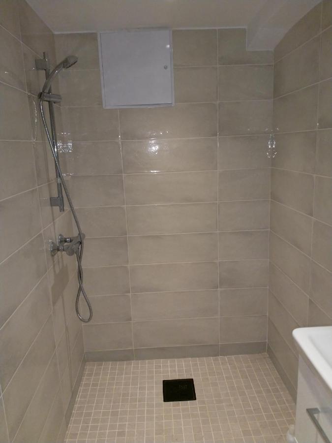 Renovated Semi- Basement 2 Bedrooms Furnished Apartment - Close To Everything In 莫斯 外观 照片