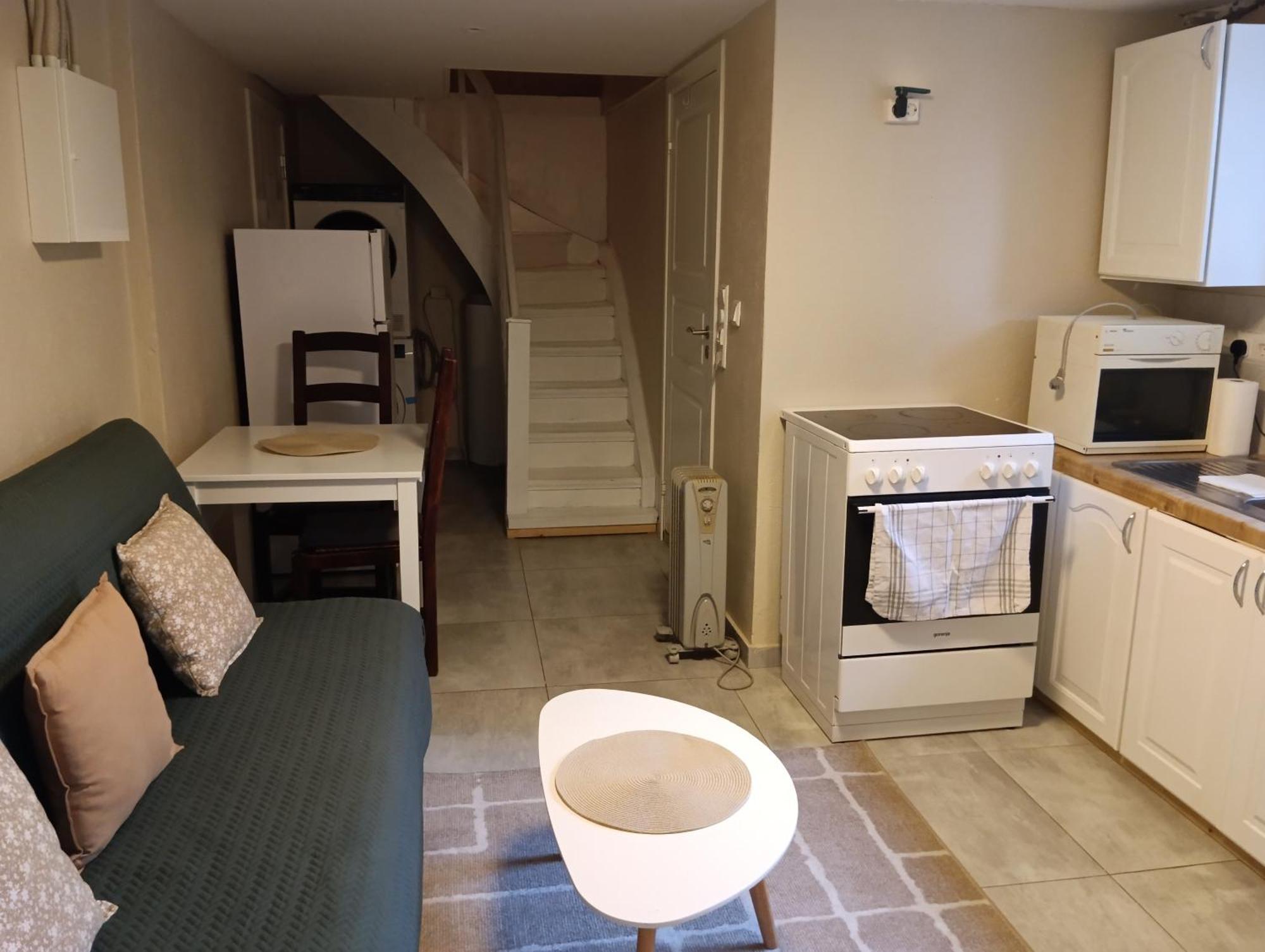 Renovated Semi- Basement 2 Bedrooms Furnished Apartment - Close To Everything In 莫斯 外观 照片