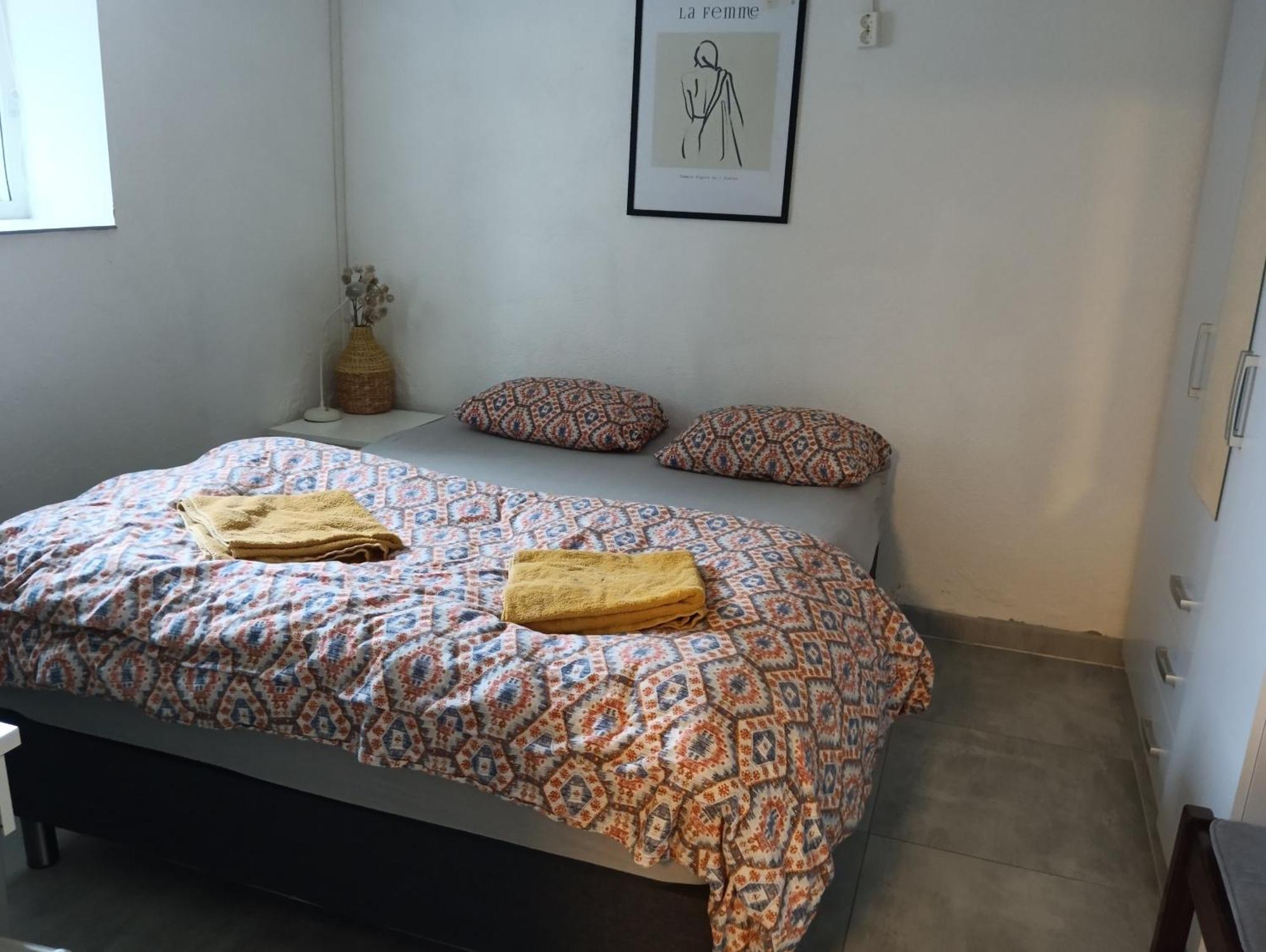 Renovated Semi- Basement 2 Bedrooms Furnished Apartment - Close To Everything In 莫斯 外观 照片