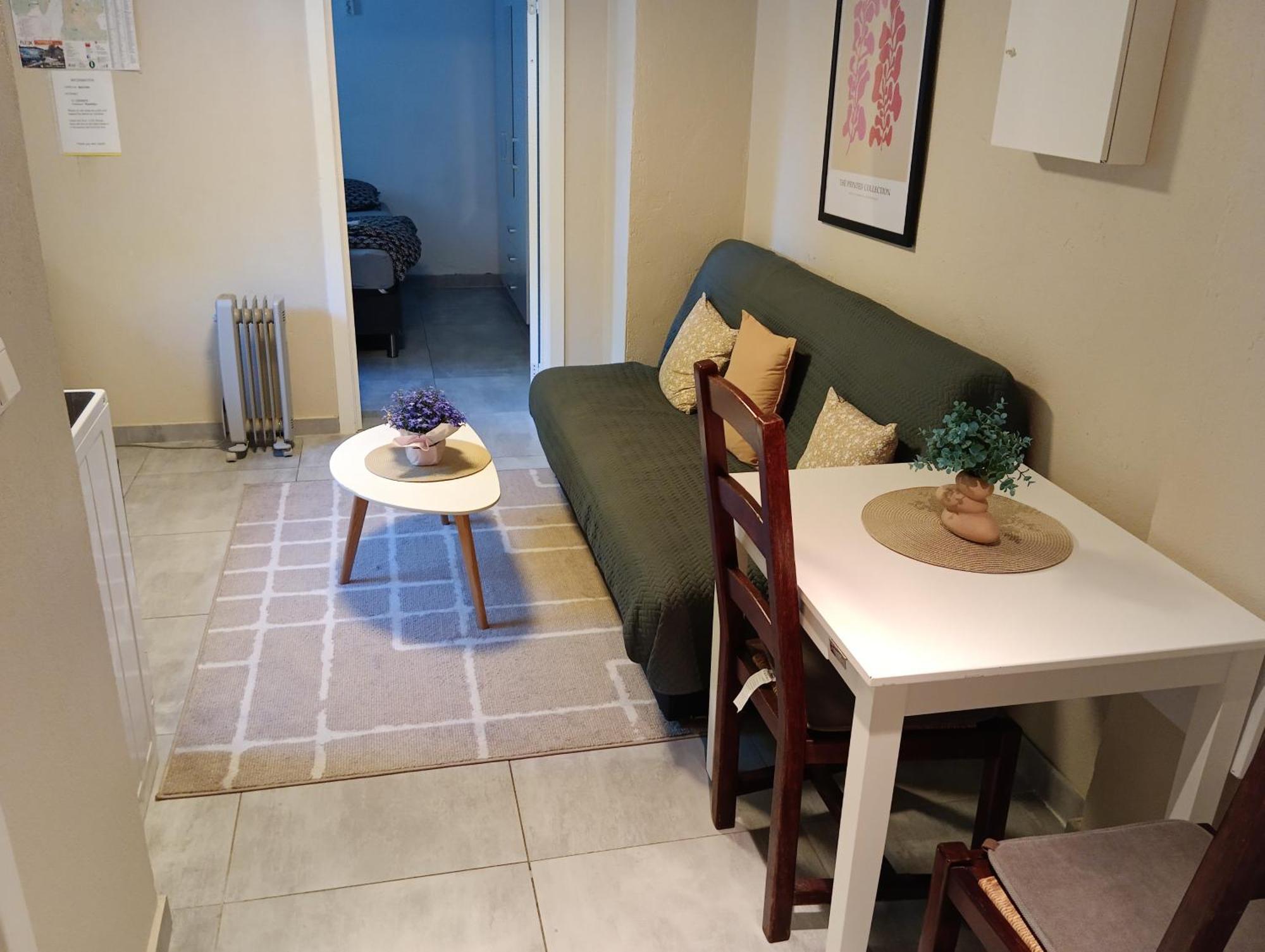 Renovated Semi- Basement 2 Bedrooms Furnished Apartment - Close To Everything In 莫斯 外观 照片